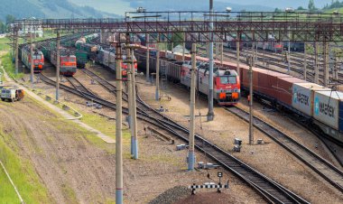 Krasnoyarsk, Rusya - 20 Haziran 2021: Trans-Sibirya Demiryolu 'nun karmaşık tren istasyonundaki kargo trenleri. Rusya 'da demiryolu kargo taşımacılığı