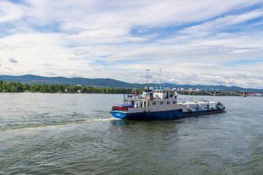 Krasnoyarsk, Rusya - 28 Haziran 2021: 795 sefer sayılı çıkarılabilir tankları olan bir motor gemisi. 1-4 sınıfı petrol ürünleri taşımak için tasarlandı. Kova ya da depolama tankeri olarak kullanılabilir.
