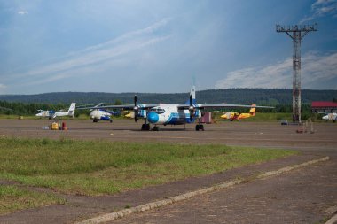 Krasnoyarsk, Rusya - 30 Temmuz 2021: Üstü açılabilir yolcu-kargo uçağı Krasnoyarsk Cheremshanka Havalimanı 'nda bulunan bir An-26B-100. Havaalanı sadece bölgesel uçuşlara hizmet verir.