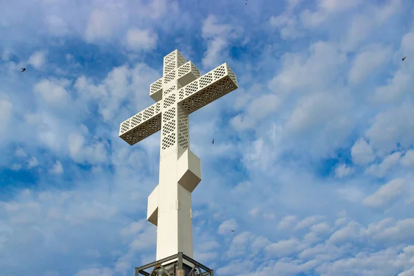 Culte Croix Orthodoxe Sur Montagne Drokinskaïa Sur Fond Ciel Bleu — Photo