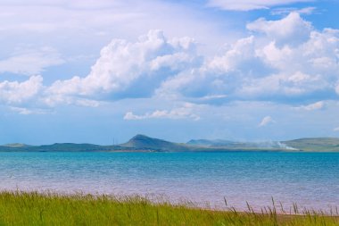 Rusya, Hakassia Cumhuriyeti 'nde Bele Gölü ile yaz manzarası. Belyo Gölü Hakassia 'daki en büyük maden deposudur.
