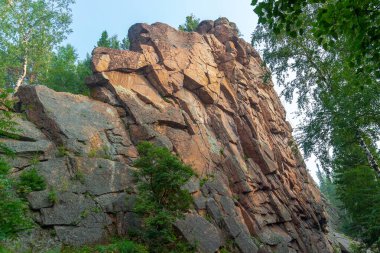 Krasnoyarsk, Rusya 'daki Stolby Nature Reserve' de Kaya Pillar Kitayskaya Stenka