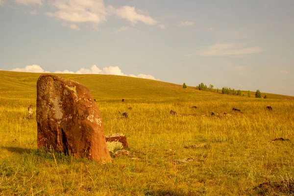 Похоронный Курган Бесконечной Степи Республике Хакасия Россия Древний Каменный Менгир — стоковое фото