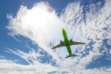 Krasnoyarsk, Rusya - 16 Ağustos 2021: S7 havayollarının yeşil yolcu uçağı açık bulutlu mavi gökyüzünde uçuyor