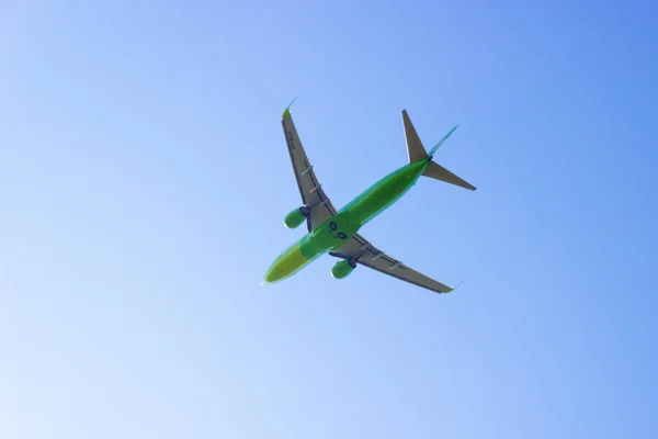 Krasnojarsk Rosja Sierpnia 2021 Zielony Samolot Pasażerski Linii Lotniczych Lecących — Zdjęcie stockowe