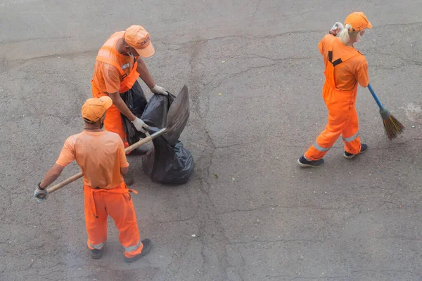 Krasnoyarsk Russia August 2021 Utilities Workers Orange Uniforms Scoops Brooms — Stock Photo, Image