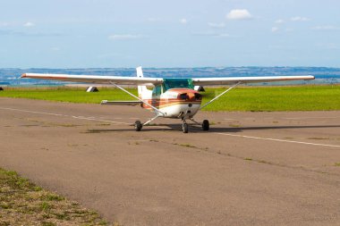 Krasnoyarsk, Rusya - 25 Ağustos 2021: Cessna 172 Skyhawk II uçağı havaalanı pistinde