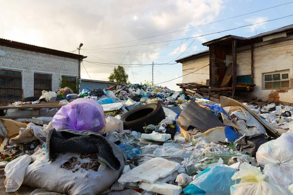 Krasnojarsk Rosja Sierpnia 2021 Stosy Śmieci Przeznaczone Sortowania Zakładzie Recyklingu — Zdjęcie stockowe