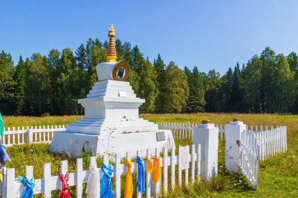 Letni Widok Białą Buddyjską Stupę Oświecenia Ozdobioną Kolorowymi Buddyjskimi Szalikami — Zdjęcie stockowe