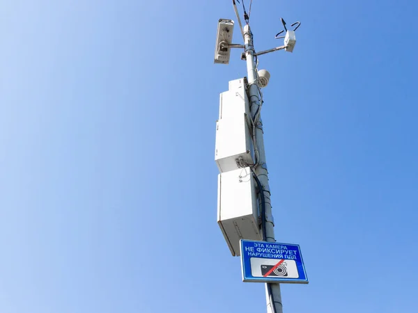 公路上的公共视频监控系统安装在蓝天背景的杆子上 街道管制和路标系统 这台相机不记录交通违规情况 — 图库照片