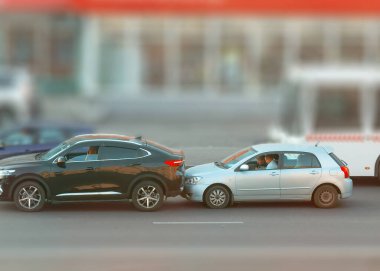 Krasnoyarsk, Rusya - 26 Ağustos 2021: 2 araba kazası. Sürücüler trafik kazasından sonra sigorta poliçesi veya avro protokolü doldururlar