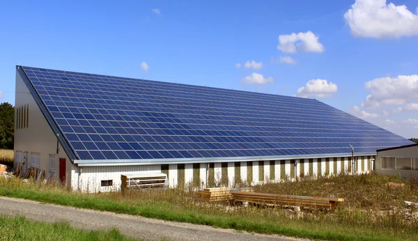 Painéis solares em um telhado — Fotografia de Stock