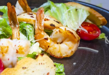 Karides salatası, zeytin, domates, marul ve bıldırcın yumurtası. Üst görünüm.