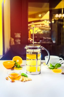 Limonlu, portakallı, zencefilli ve naneli çay