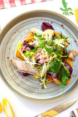 Gri seramik tabakta ringa balıklı salata sosu. Rus yemeği. Kapatın. Dekorasyon. Üst görünüm