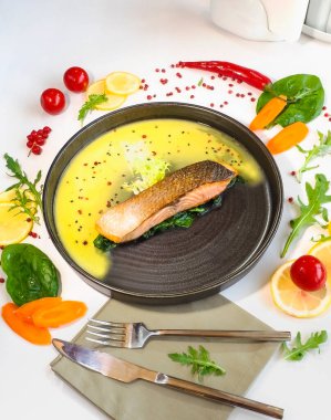 Patates püresi ve kerevizli uskumru filetosu. Somon ve brokolili Farfalle. Üst görünüm