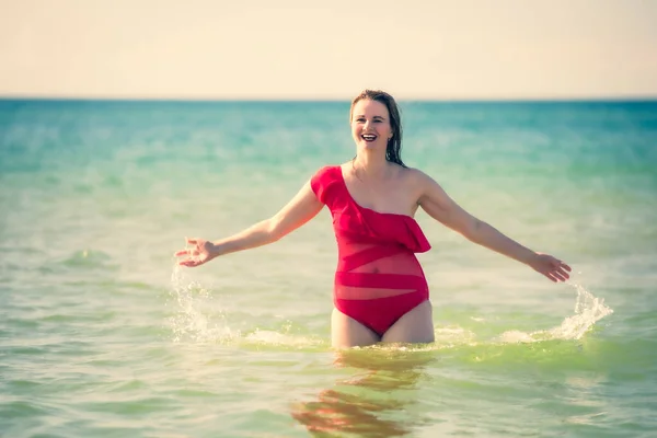 Una Joven Esbelta Hermosa Mujer Europea Mediana Edad Está Nadando —  Fotos de Stock