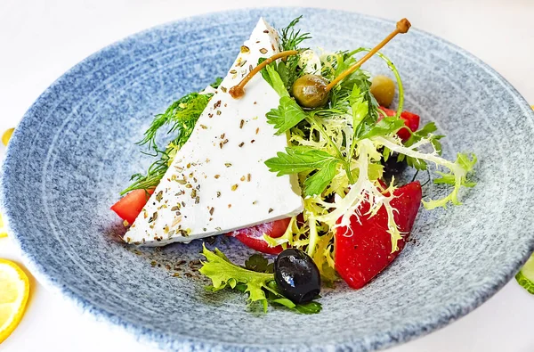 Kaas Oregano Salade Een Blauwe Keramische Plaat — Stockfoto