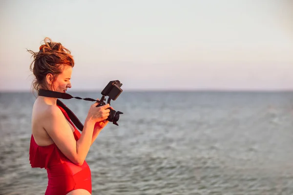 Kvinnan Baddräkt Med Kamera Havet Havet Fotografen Tittar Kamerans Display — Stockfoto