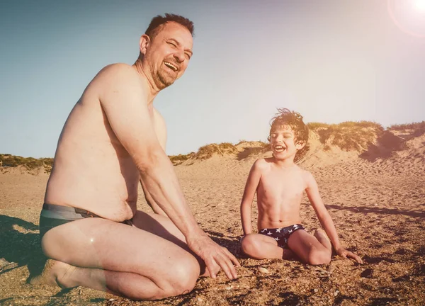 Padre Figlio Bruna Raccogliendo Conchiglie Sulla Spiaggia Tropicale Estiva Papà — Foto Stock