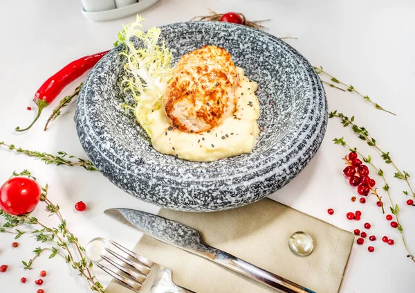 Kippenmesjes Met Aardappelpuree Een Marmeren Bord Een Tafel Een Restaurant — Stockfoto