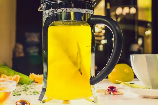 Гарячий Зелений Чай Лимоном Свіжою Ятою Фруктами Вечірка Фруктами Ресторані — стокове фото