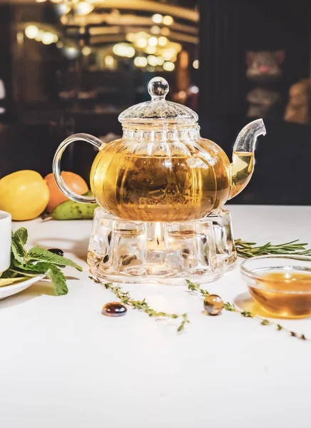 Ароматный Свежий Травяной Чай Мелисса Стеклянном Чайнике Греются Свече Белом — стоковое фото