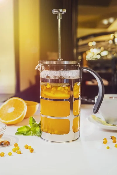Чай Чайнику Фізикою Медом Білому Столі Фоні Ресторану — стокове фото