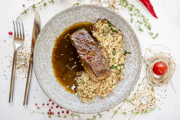 Pechuga Ternera Estofada Con Quinua Plato Cerámica Mármol Gris Plato —  Fotos de Stock