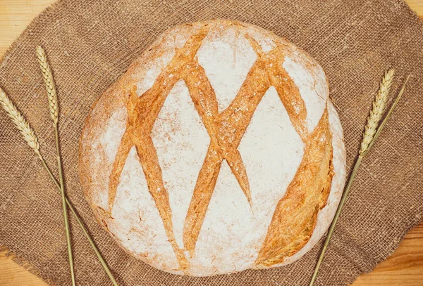 Čerstvě Upečený Bílý Chléb Ležící Stole Výhled Shora — Stock fotografie