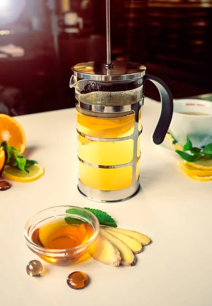 Гарячий Чай Лимоном Апельсином Імбиром Ятою Білому Столі Ресторані — стокове фото