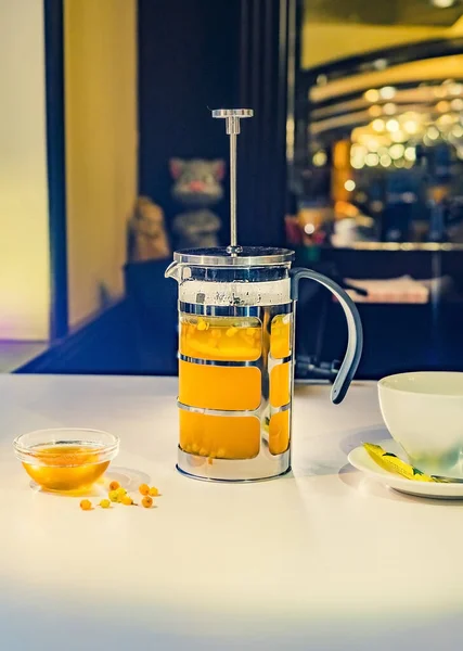 レストランの背景に白いテーブルの上に物理と蜂蜜とティーポットでお茶 — ストック写真