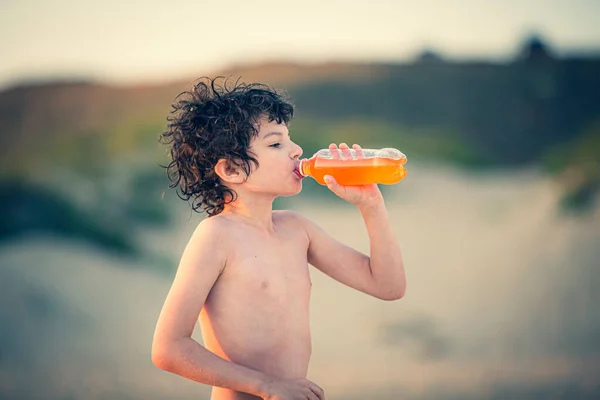 Nahaufnahme Von Niedliches Kind Trinkt Kaltes Getränk Strand Kleiner Junge — Stockfoto