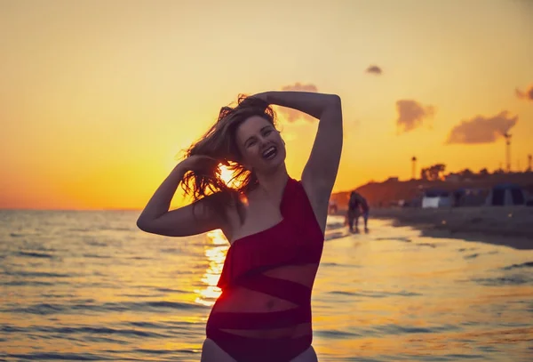 Mujer Despreocupada Traje Baño Rojo Bailando Atardecer Playa Mujer Madura — Foto de Stock