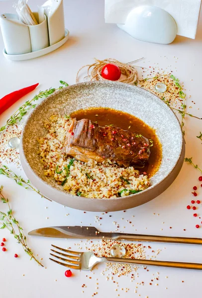 Pechuga Ternera Estofada Con Quinua Plato Cerámica Mármol Gris Plato —  Fotos de Stock