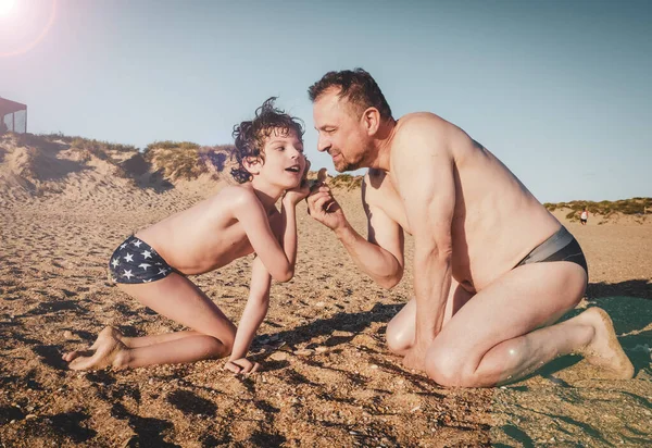 Bambino Suo Padre Stanno Giocando Con Conchiglie Sulla Spiaggia Famiglia — Foto Stock