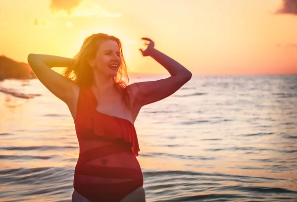 Mujer Despreocupada Traje Baño Rojo Bailando Atardecer Playa Mujer Madura —  Fotos de Stock