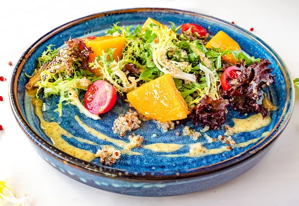 Salade Met Gebakken Pompoen Kerstomaten Kruiden Een Blauwe Keramische Plaat — Stockfoto