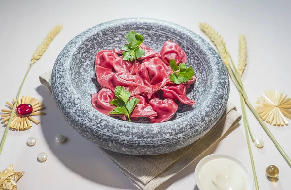 Zelfgemaakte Ravioli Met Bieten Rode Kool Met Konijnenvlees Rode Knoedels — Stockfoto