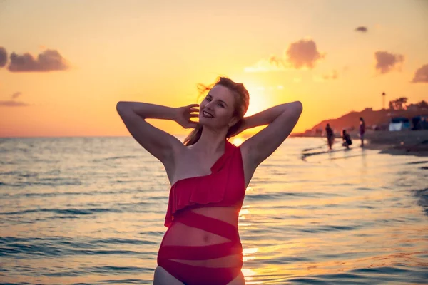 Bekymmerslös Kvinna Röd Baddräkt Dansar Vid Solnedgången Stranden Mogen Kvinna — Stockfoto