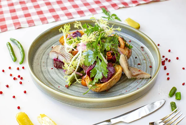 Vinaigrette Met Haring Grijze Keramische Plaat Russisch Eten Sluit Maar — Stockfoto