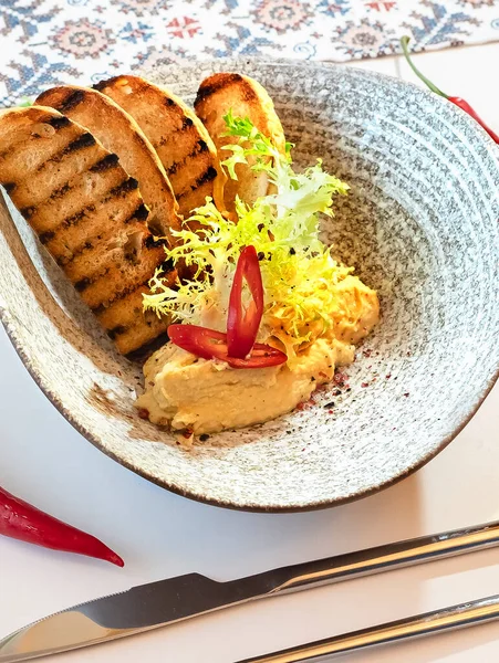 Hummus Met Krokante Croutons Een Marmeren Keramische Plaat Een Restaurant — Stockfoto