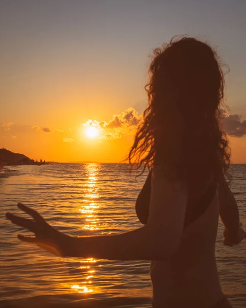 View Beautiful Sunset Sea Beautiful Young Female Teenager Relaxing Enjoying — Stock Photo, Image