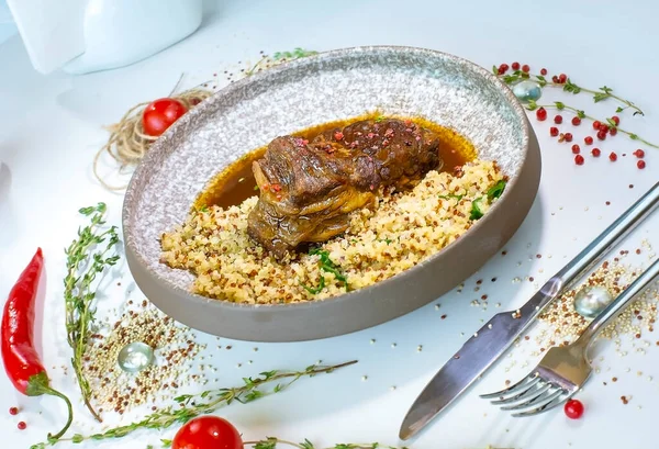 Pechuga Ternera Estofada Con Quinua Plato Cerámica Mármol Gris Plato —  Fotos de Stock