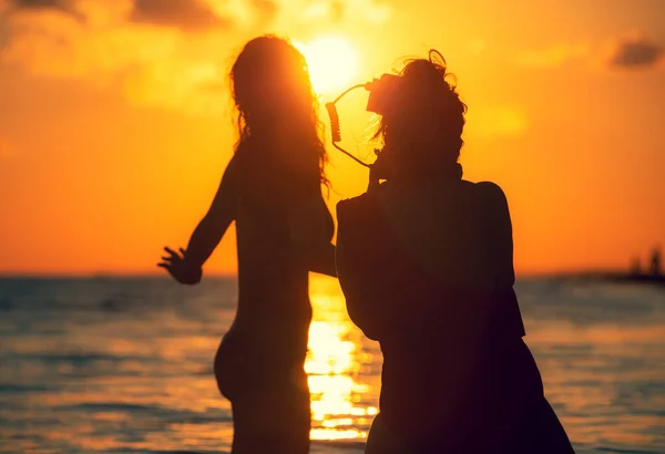 Black Silhouettes Mom Daughter Professional Photo Shoot Sunset Beautiful Brunette — Stock Photo, Image