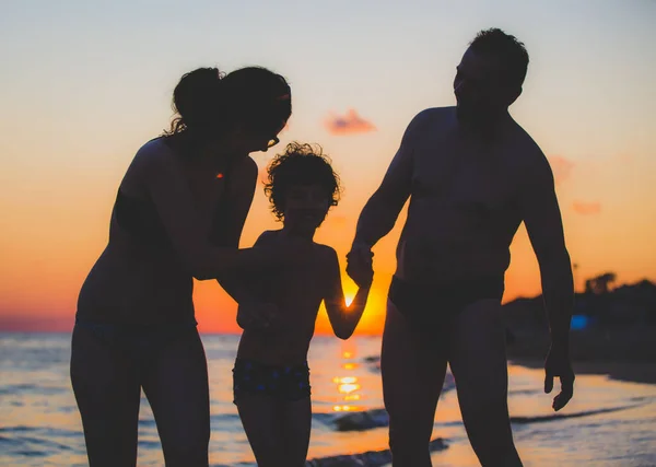 Silhouette Scura Una Famiglia Felice Tramonto Padre Madre Bambino Che — Foto Stock