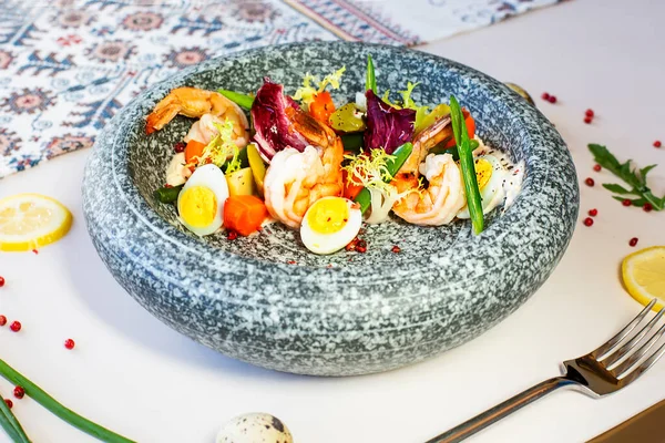 Ensalada Con Gambas Huevos Codorniz Cebollas Verdes Plato Mármol Sobre —  Fotos de Stock