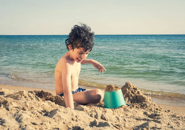 Bambini Giocano Mare Durante Vacanze Estive Famiglia Giocattoli Sabbia Acqua — Foto Stock