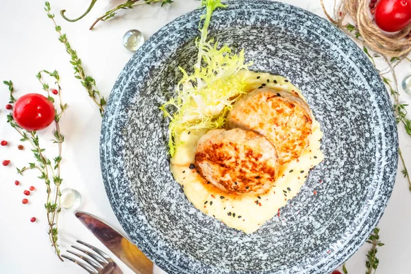 Kippenmesjes Met Aardappelpuree Een Marmeren Bord Een Tafel Een Restaurant — Stockfoto