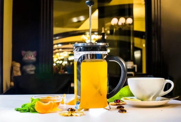 レモンとホット柑橘類のお茶 新鮮なミントと果物 レストランでのフルーツティーパーティー — ストック写真